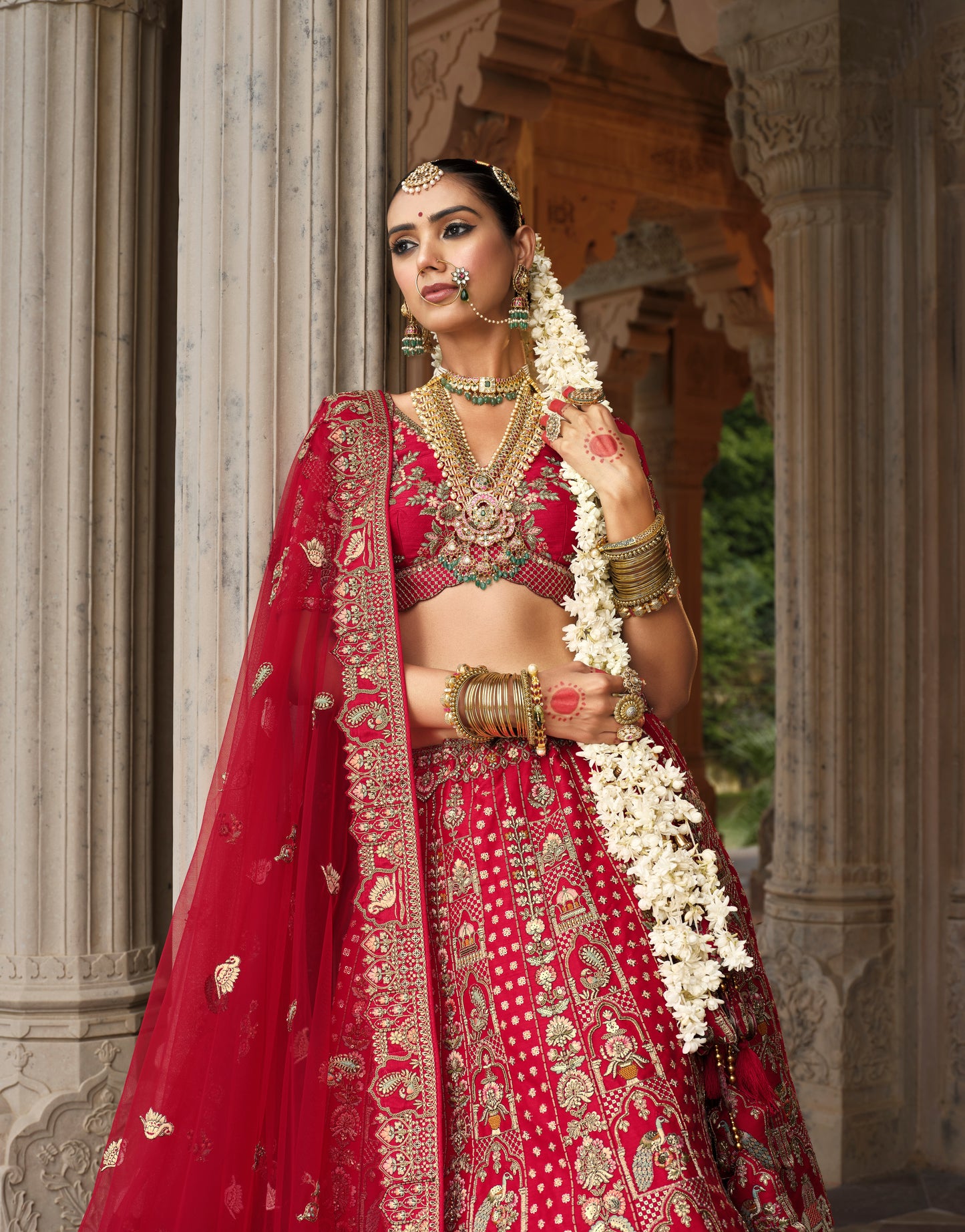 Lehenga de mariée rouge ANEET avec détails de broderies dorées