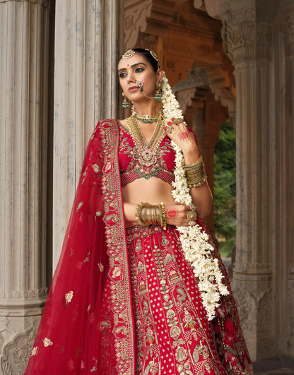 Lehenga de mariée rouge ANEET avec détails de broderies dorées
