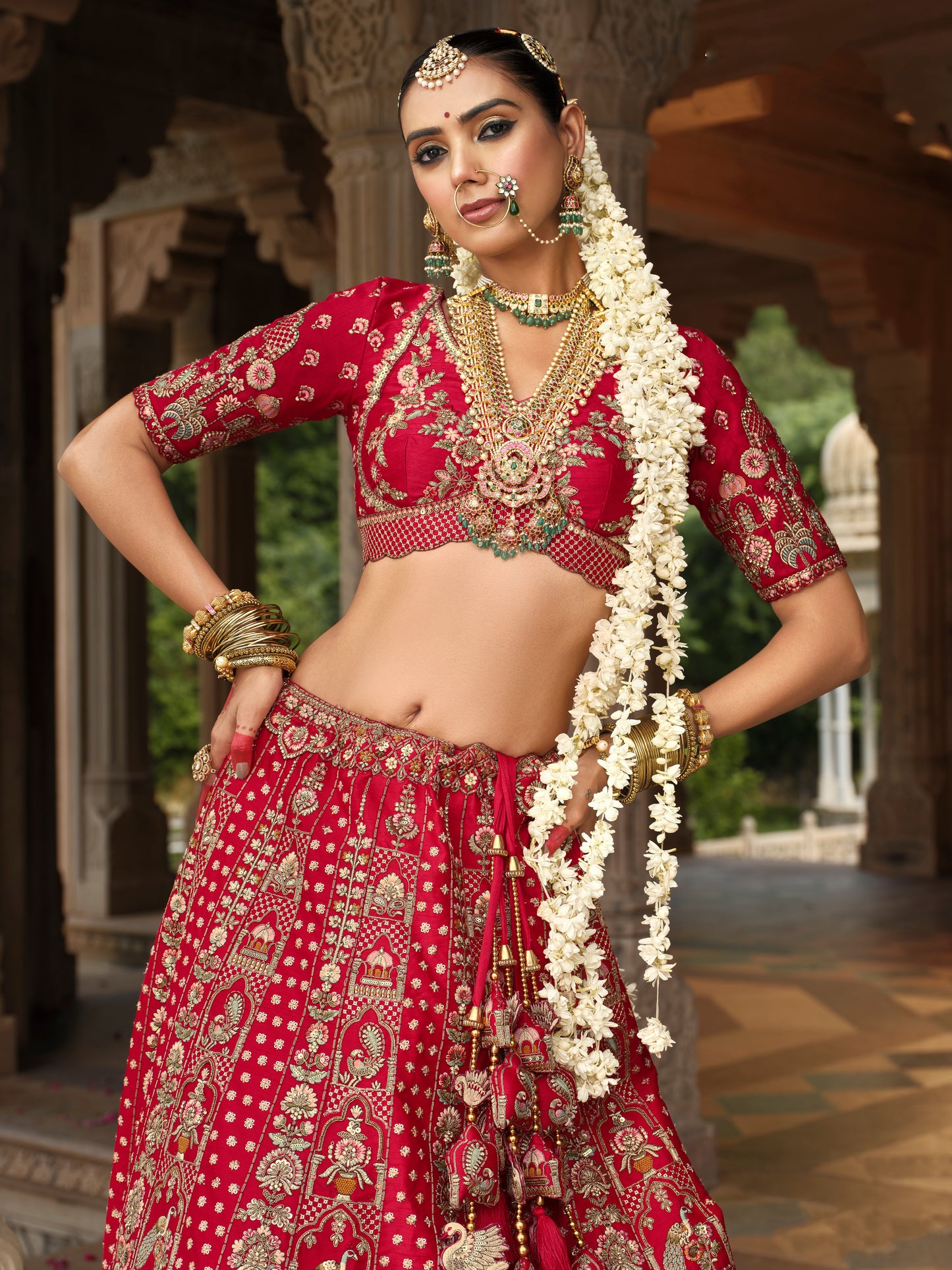 Lehenga de mariée rouge ANEET avec détails de broderies dorées