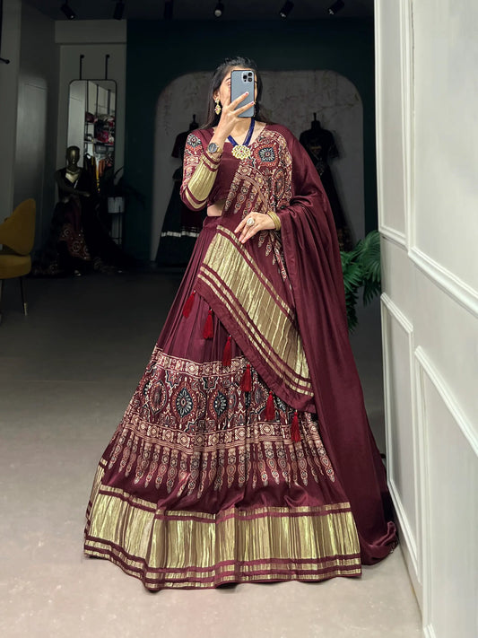Traditionell bedrucktes Gaji-Seiden-Lehenga-Choli in Burgunderrot