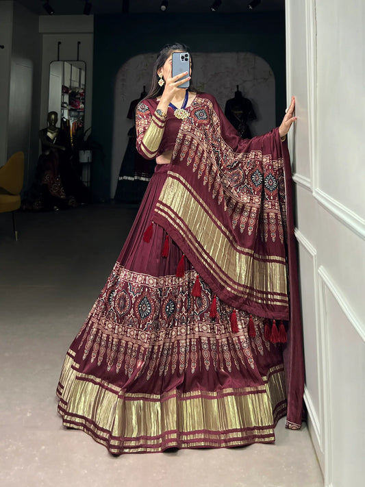 Traditionell bedrucktes Gaji-Seiden-Lehenga-Choli in Burgunderrot