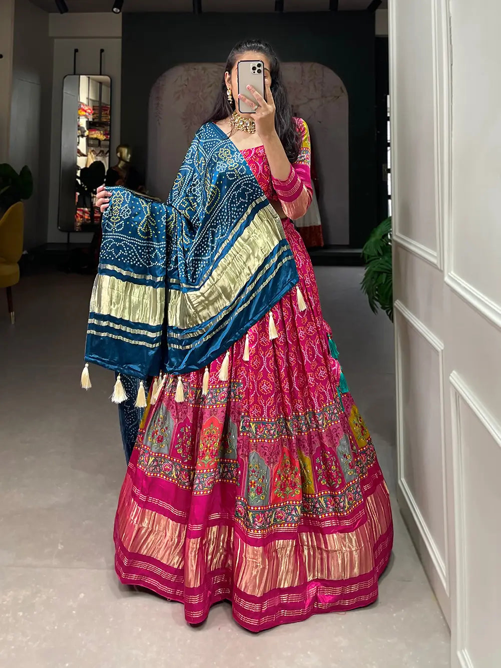 Lehenga choli en soie Gaji imprimée traditionnellement de couleur rose foncé