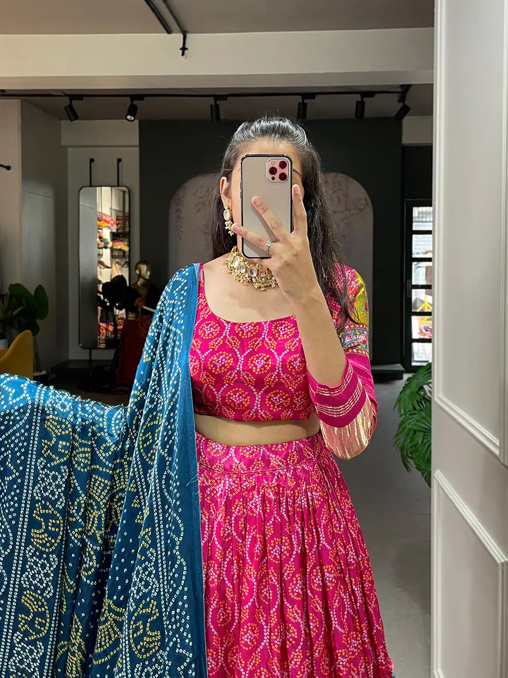 Lehenga choli en soie Gaji imprimée traditionnellement de couleur rose foncé