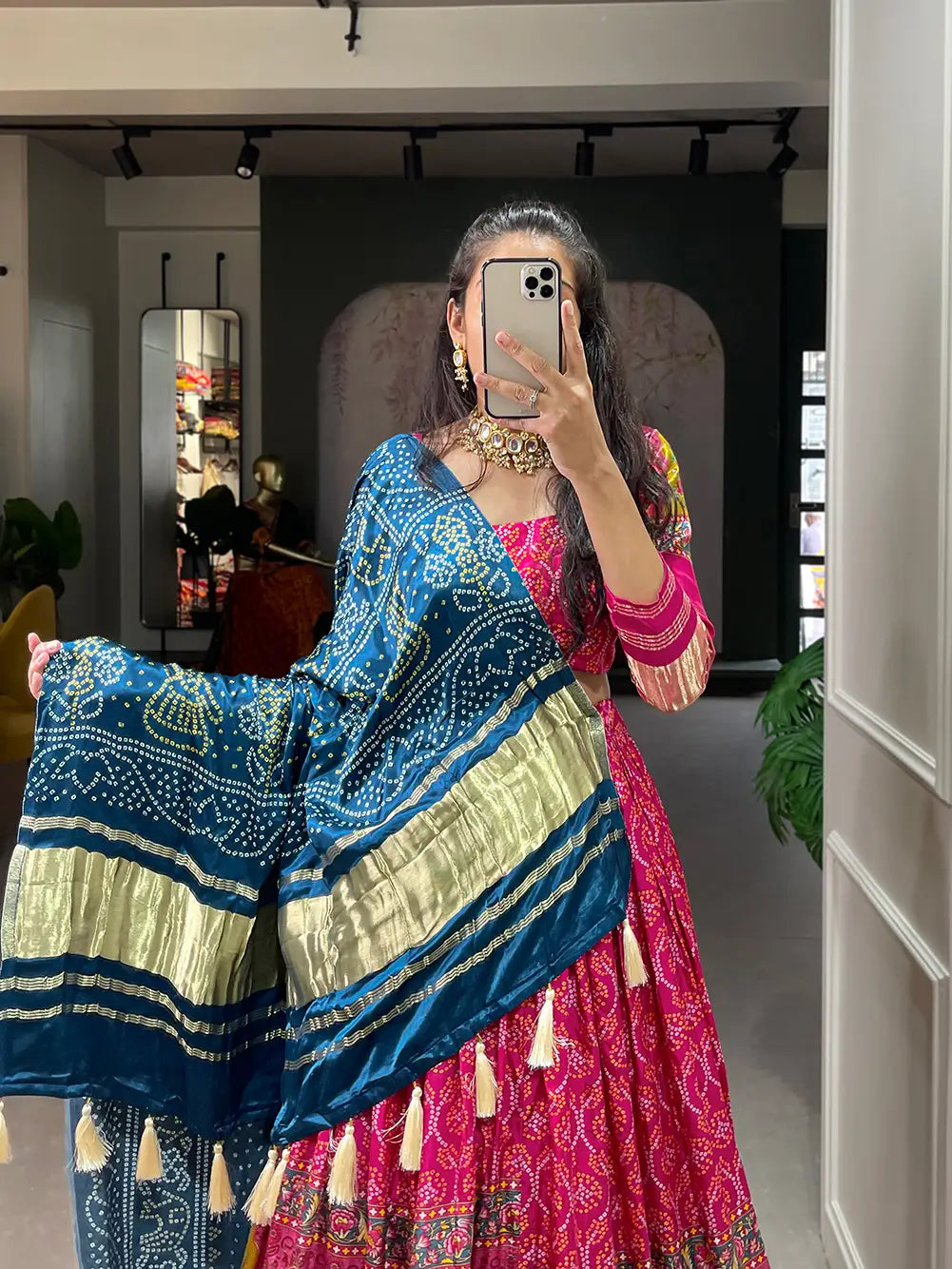 Lehenga choli en soie Gaji imprimée traditionnellement de couleur rose foncé