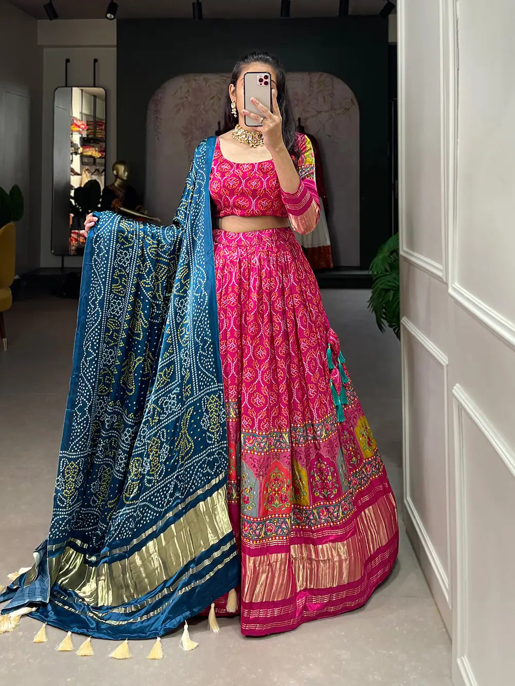 Lehenga choli en soie Gaji imprimée traditionnellement de couleur rose foncé