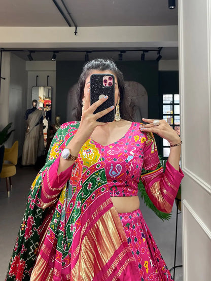 Lehenga choli en soie Gaji imprimée traditionnellement de couleur rose fuchsia