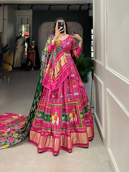 Lehenga choli en soie Gaji imprimée traditionnellement de couleur rose fuchsia