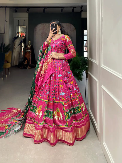 Lehenga choli en soie Gaji imprimée traditionnellement de couleur rose fuchsia