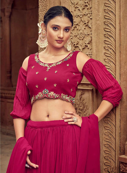 Lehenga Rose Foncé en Georgette avec Broderies Faites Main