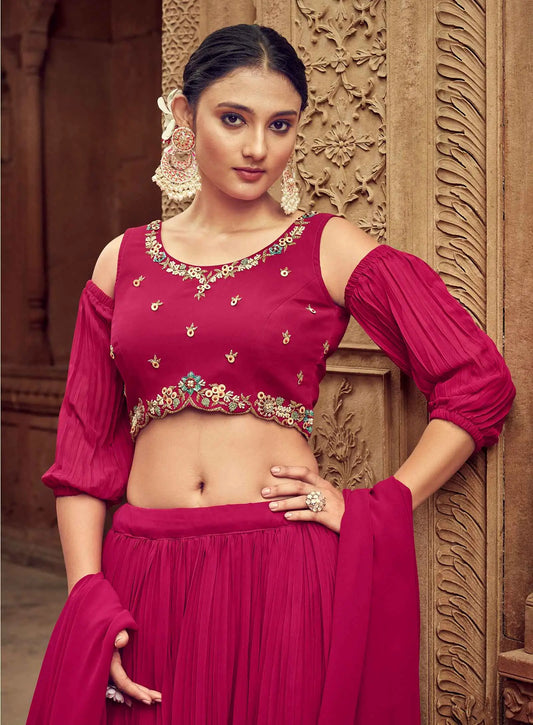 Lehenga Rose Foncé en Georgette avec Broderies Faites Main