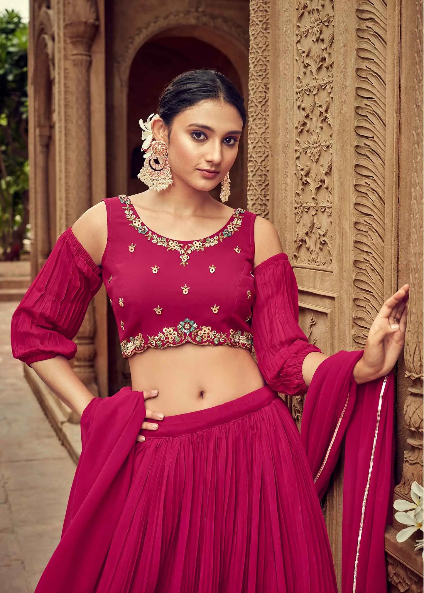 Lehenga Rose Foncé en Georgette avec Broderies Faites Main