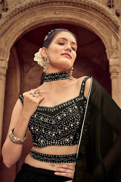 Ensemble Lehenga Choli Noir en Georgette avec Travail Main et Voile