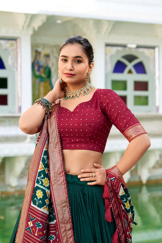 Lehenga Choli Vert en Soie Tussar – Imprimé Patola et Travaux en Feuille Métallique