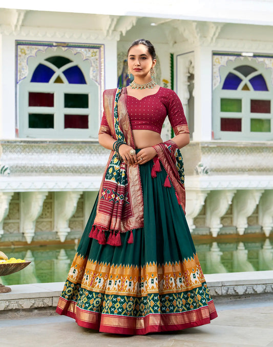 Lehenga Choli Vert en Soie Tussar – Imprimé Patola et Travaux en Feuille Métallique