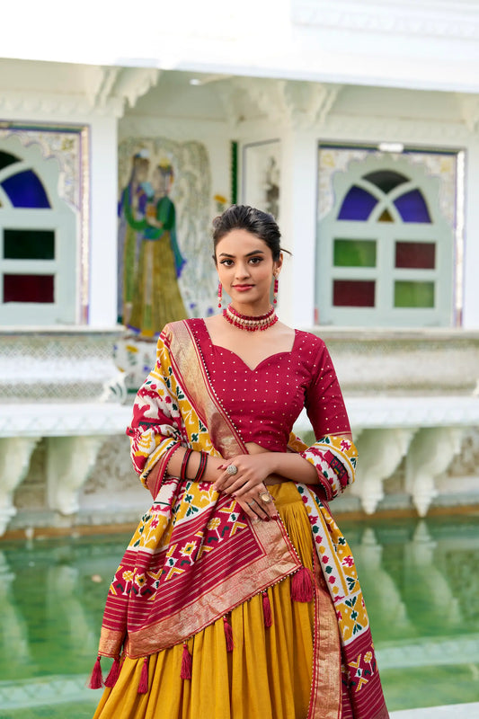 Lehenga Choli Moutarde en Soie Tussar – Imprimé Patola et Travaux en Feuille Métallique