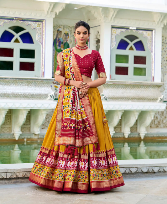 Lehenga Choli Moutarde en Soie Tussar – Imprimé Patola et Travaux en Feuille Métallique