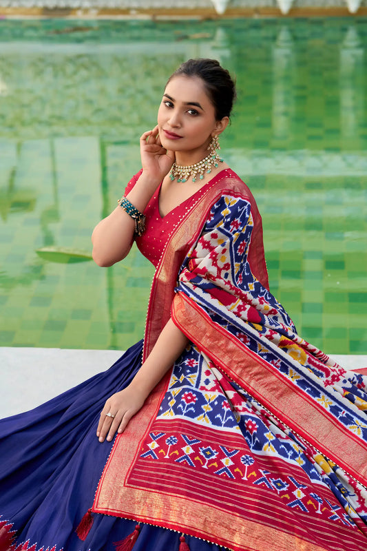 Lehenga Choli Bleu Marine en Soie Tussar – Imprimé Patola et Travaux en Feuille Métallique