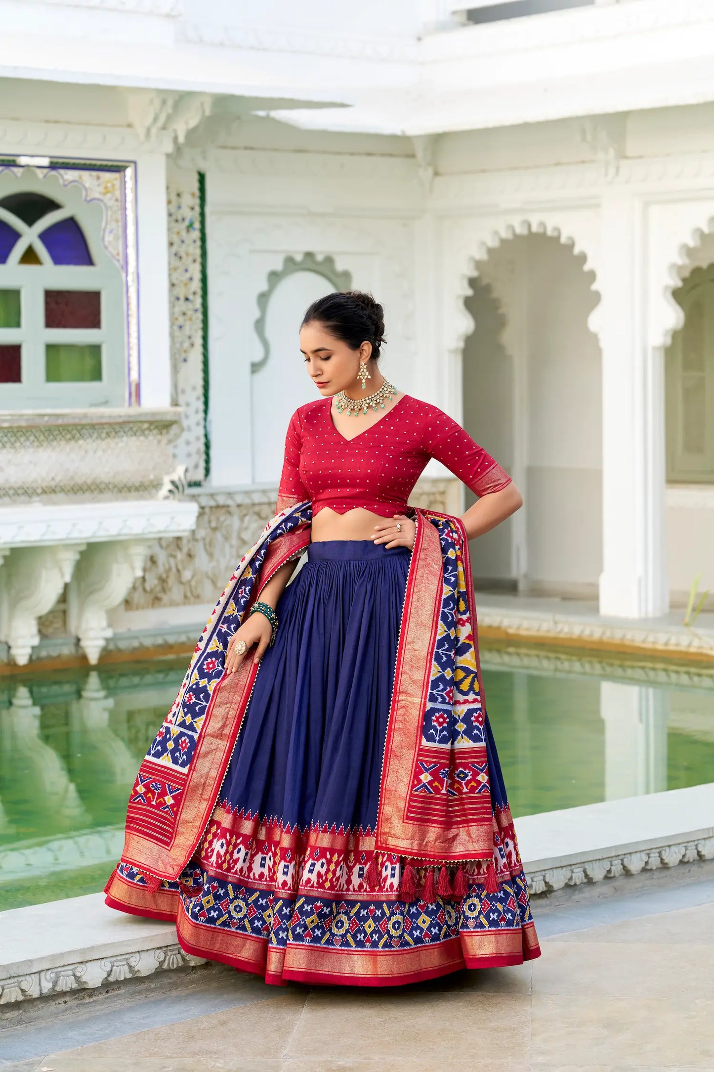 Lehenga Choli Bleu Marine en Soie Tussar – Imprimé Patola et Travaux en Feuille Métallique