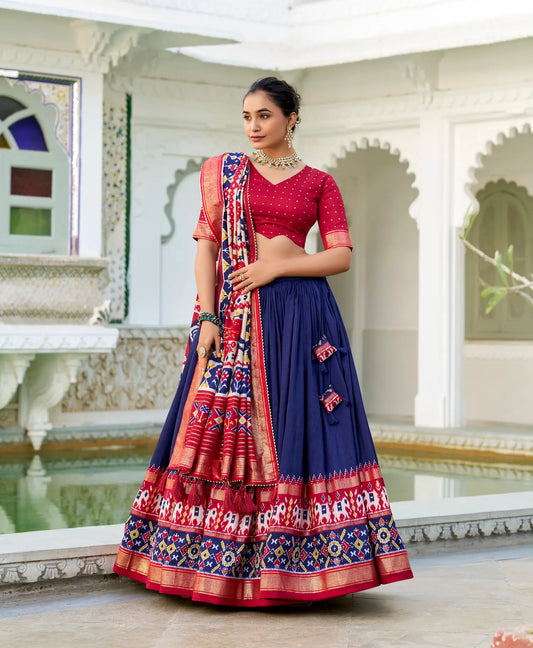 Lehenga Choli Bleu Marine en Soie Tussar – Imprimé Patola et Travaux en Feuille Métallique