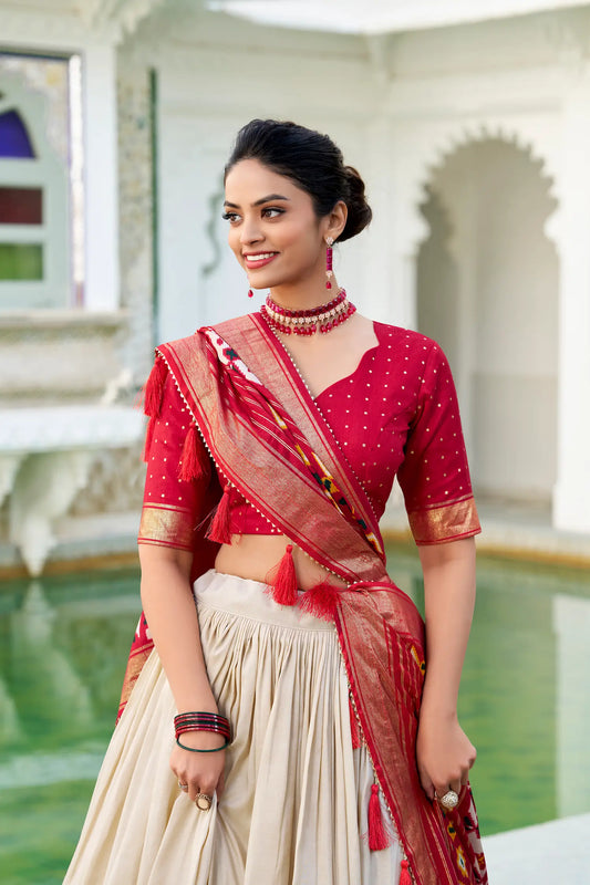 Lehenga Choli Beige en Soie Tussar – Imprimé Patola et Travaux en Feuille Métallique