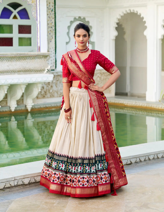 Lehenga Choli Beige en Soie Tussar – Imprimé Patola et Travaux en Feuille Métallique