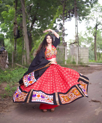 Lehenga Chaniya Choli spécial Navratri rouge et noir à broderie Gamthi