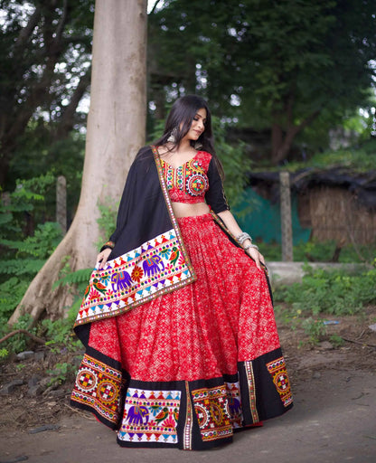 Lehenga Chaniya Choli spécial Navratri rouge et noir à broderie Gamthi