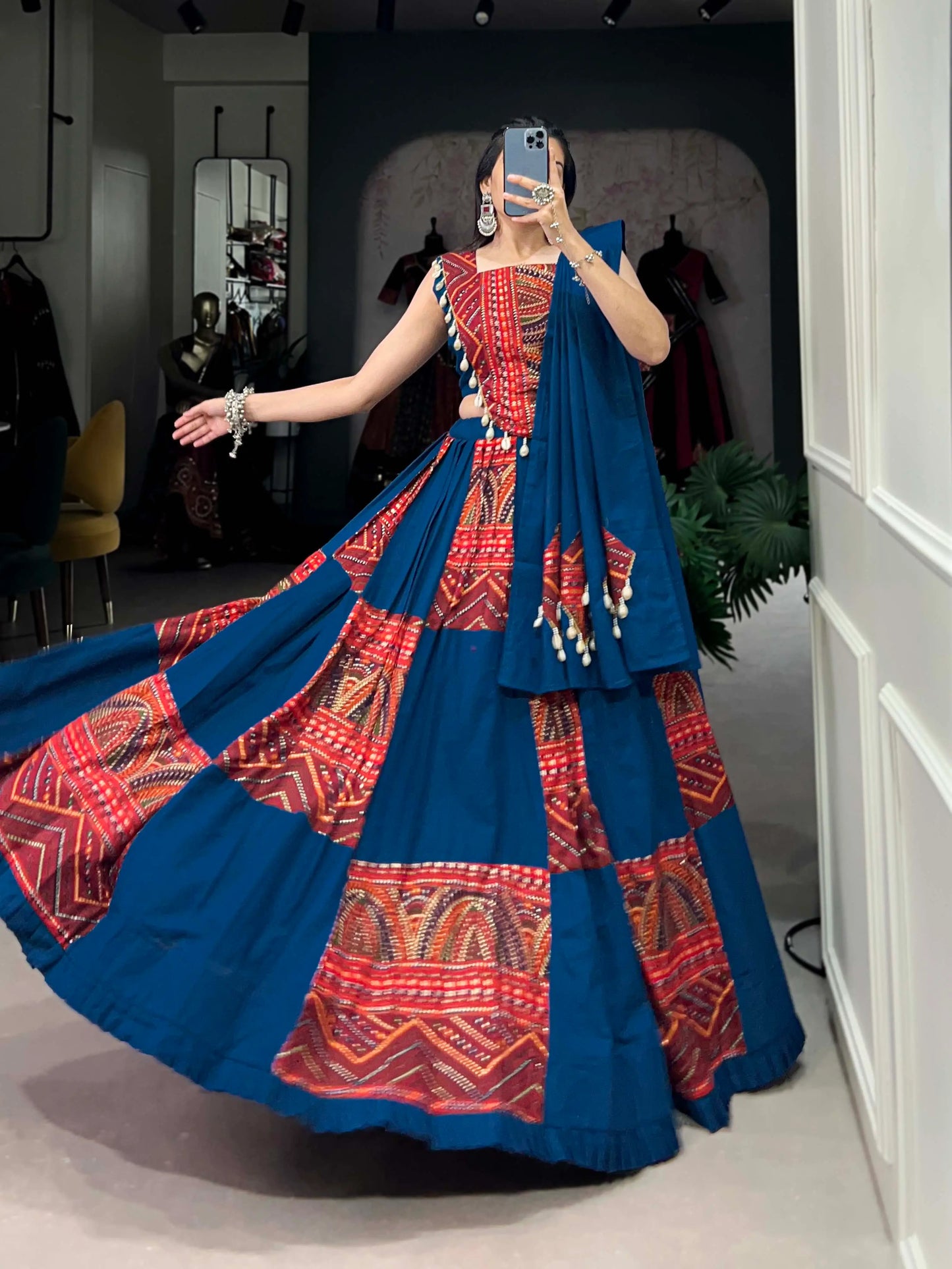Lehenga choli de Navratri bleu royal avec imprimés rouges et motifs métalliques en coton