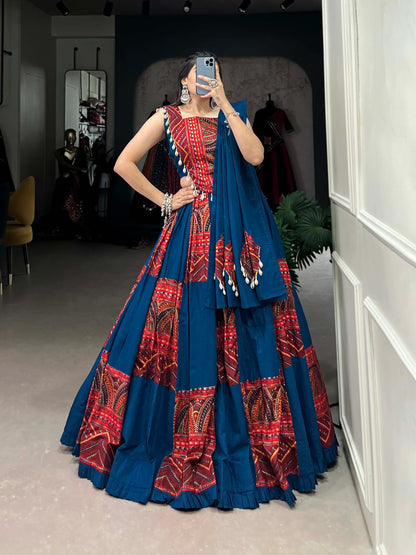 Lehenga choli de Navratri bleu royal avec imprimés rouges et motifs métalliques en coton