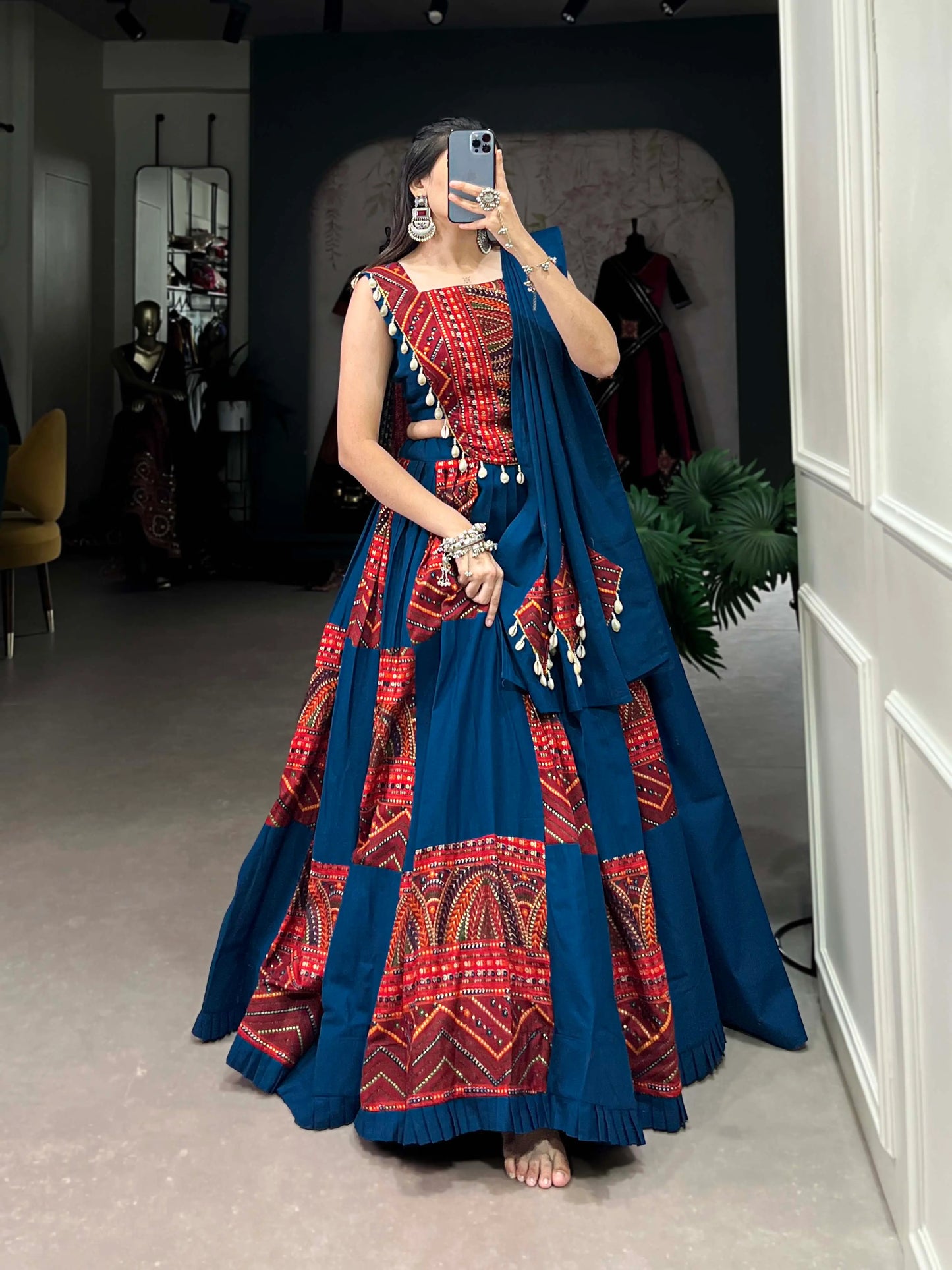 Lehenga choli de Navratri bleu royal avec imprimés rouges et motifs métalliques en coton