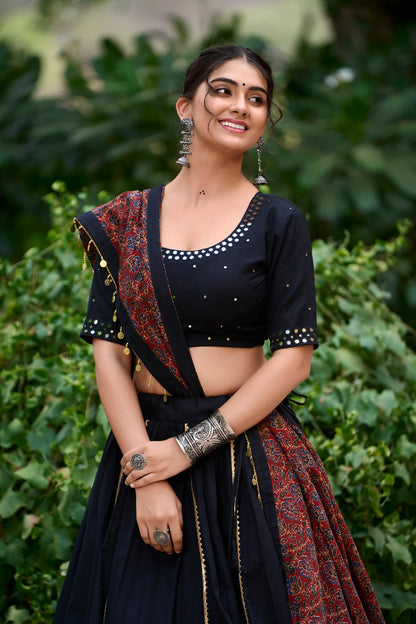 Lehenga choli spécial Navratri avec travail de miroirs noirs splendide en coton et finitions Gota patti