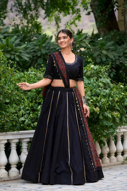 Lehenga choli spécial Navratri avec travail de miroirs noirs splendide en coton et finitions Gota patti