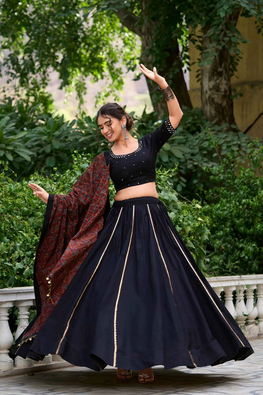 Lehenga choli spécial Navratri avec travail de miroirs noirs splendide en coton et finitions Gota patti