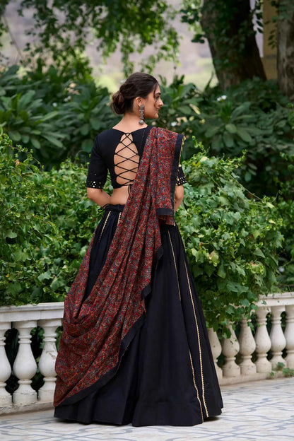 Lehenga choli spécial Navratri avec travail de miroirs noirs splendide en coton et finitions Gota patti