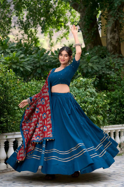 Lehenga choli spécial Navratri avec travail de miroirs bleu canard splendide en coton et finitions Gota patti