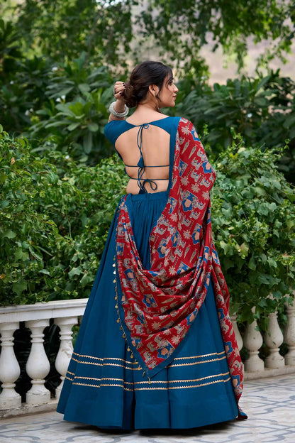 Lehenga choli spécial Navratri avec travail de miroirs bleu canard splendide en coton et finitions Gota patti