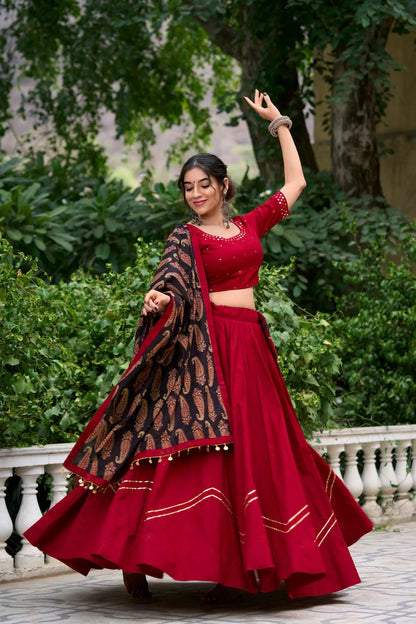 Lehenga choli spécial Navratri avec travail de miroirs rouge bordeaux splendide en coton et finitions Gota patti