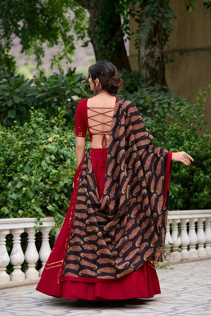 Lehenga choli spécial Navratri avec travail de miroirs rouge bordeaux splendide en coton et finitions Gota patti