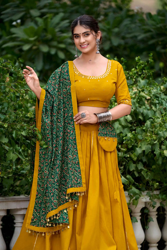 Lehenga choli spécial Navratri avec travail de miroirs jaune et vert splendide en coton et finitions Gota patti