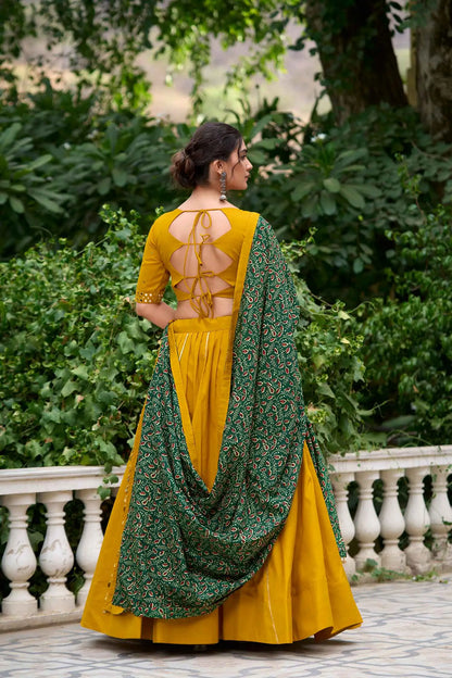 Lehenga choli spécial Navratri avec travail de miroirs jaune et vert splendide en coton et finitions Gota patti