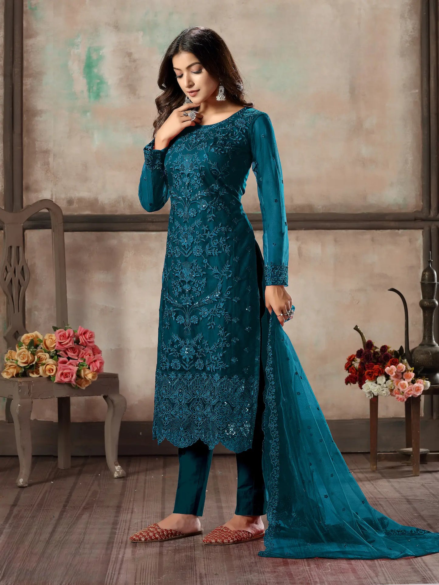 Salwar Kameez Bleu Sarcelle en Filet avec Broderie au Fil et Sequins