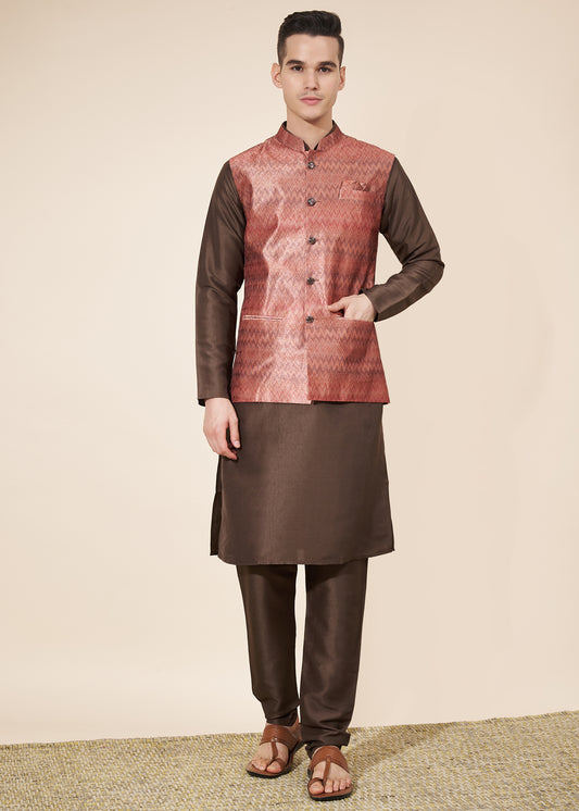 Ensemble Kurta tendance marron chocolat avec Veste Koti rouge cerise en jacquard COLLECTION AYAAN