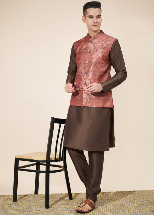 Ensemble Kurta tendance marron chocolat avec Veste Koti rouge cerise en jacquard COLLECTION AYAAN