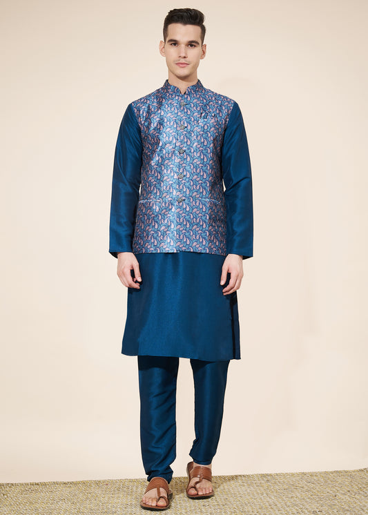 Ensemble Kurta tendance bleu foncé avec Veste Koti bleue avec motifs en jacquard COLLECTION AYAAN