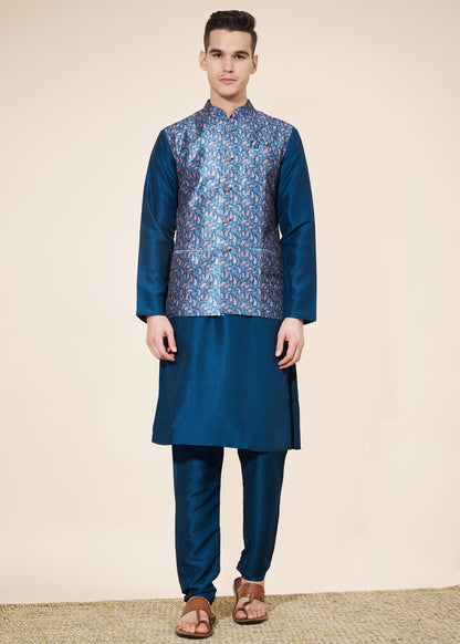 Ensemble Kurta tendance bleu foncé avec Veste Koti bleue avec motifs en jacquard COLLECTION AYAAN