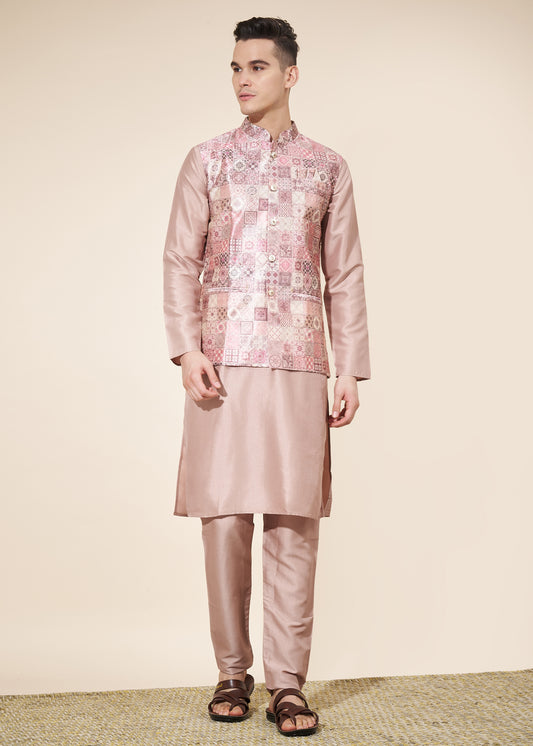Ensemble Kurta tendance rose pâle avec Veste Koti rose pâle avec motifs en jacquard COLLECTION AYAAN
