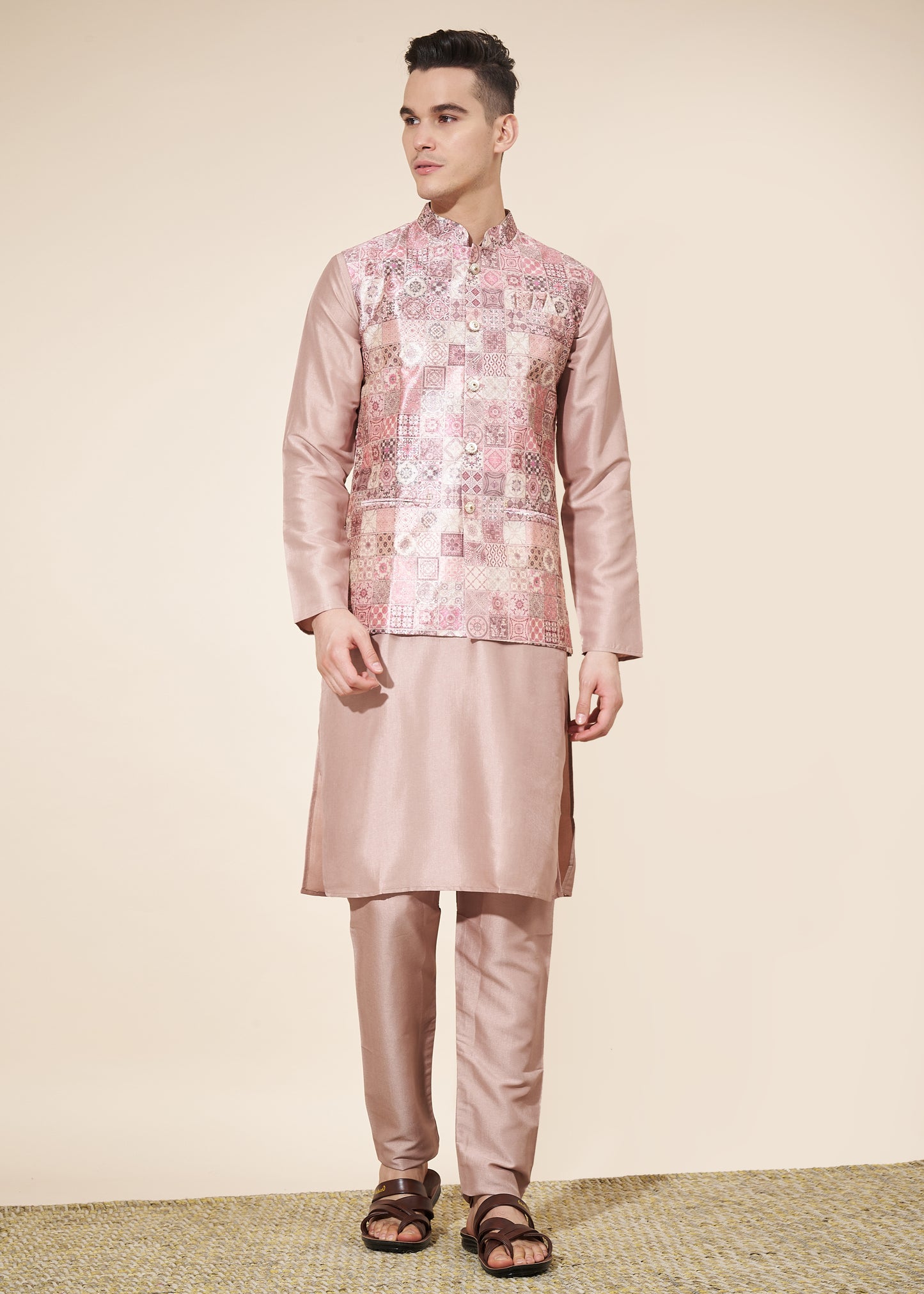 Ensemble Kurta tendance rose pâle avec Veste Koti rose pâle avec motifs en jacquard COLLECTION AYAAN