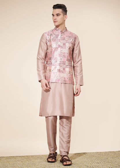 Ensemble Kurta tendance rose pâle avec Veste Koti rose pâle avec motifs en jacquard COLLECTION AYAAN