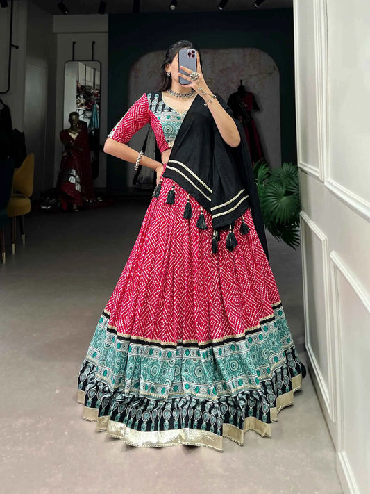 Lehenga choli spécial Navratri en rouge doux imprimé bandhej et ajarakh en coton et rayon