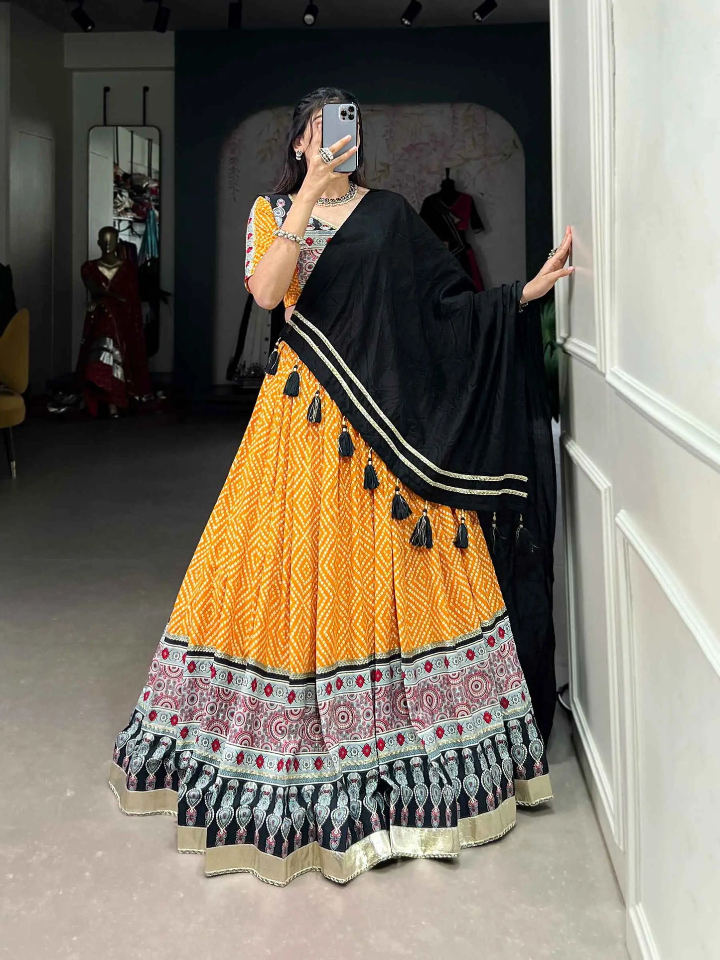 Lehenga choli spécial Navratri en jaune et noir imprimé bandhej et ajarakh en coton et rayon